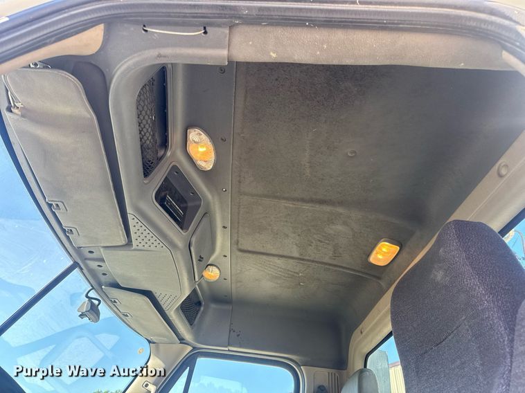 image for item EN4560 2016 Freightliner Cascades Evolution semi truck