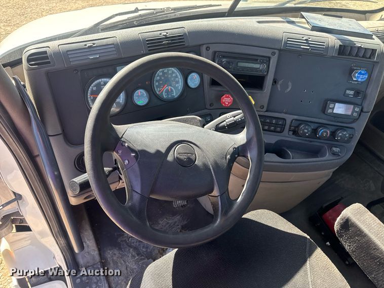 image for item EN4560 2016 Freightliner Cascades Evolution semi truck