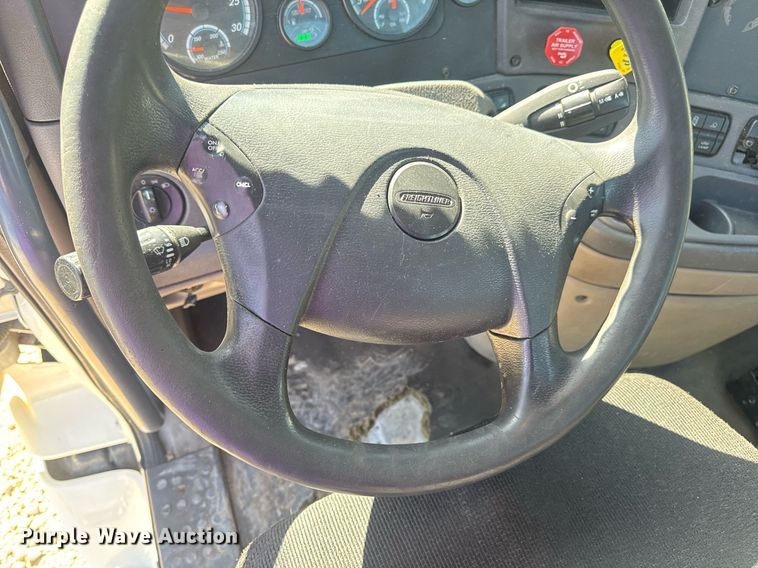 image for item EN4560 2016 Freightliner Cascades Evolution semi truck