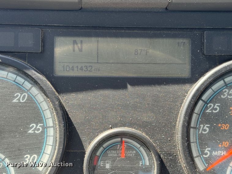 image for item EN4560 2016 Freightliner Cascades Evolution semi truck