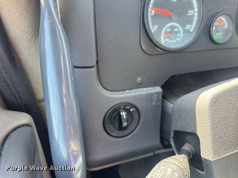 image for item EN4560 2016 Freightliner Cascades Evolution semi truck