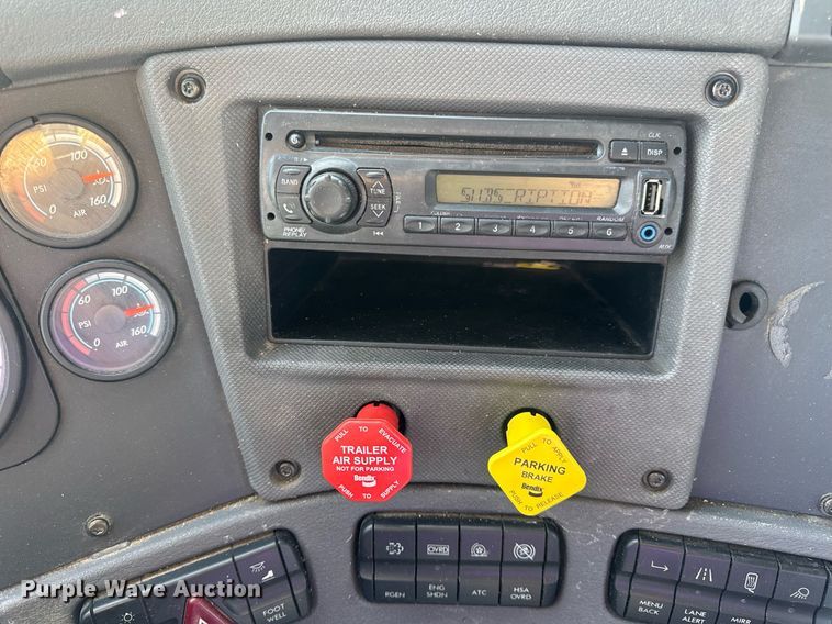 image for item EN4560 2016 Freightliner Cascades Evolution semi truck