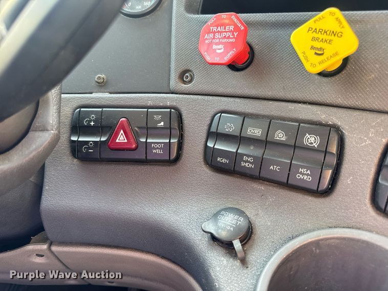 image for item EN4560 2016 Freightliner Cascades Evolution semi truck