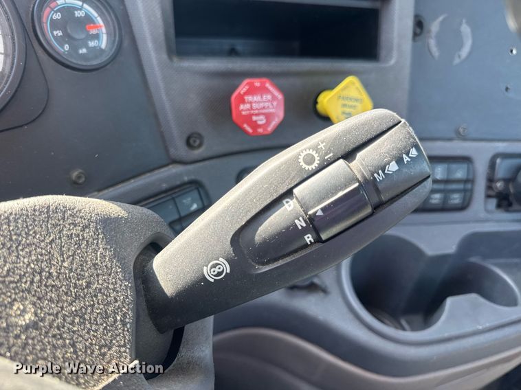 image for item EN4560 2016 Freightliner Cascades Evolution semi truck