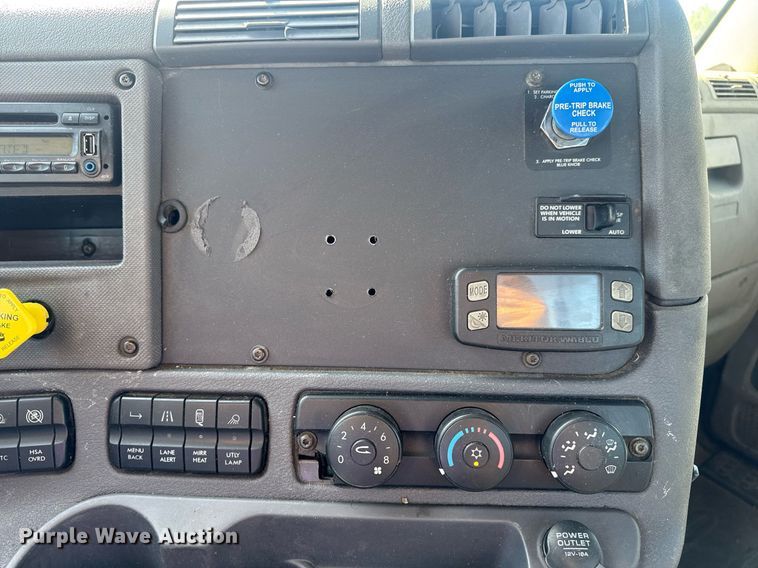 image for item EN4560 2016 Freightliner Cascades Evolution semi truck