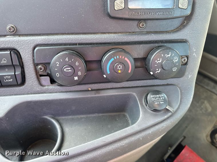 image for item EN4560 2016 Freightliner Cascades Evolution semi truck