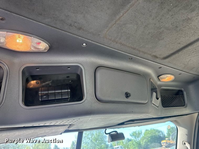 image for item EN4560 2016 Freightliner Cascades Evolution semi truck