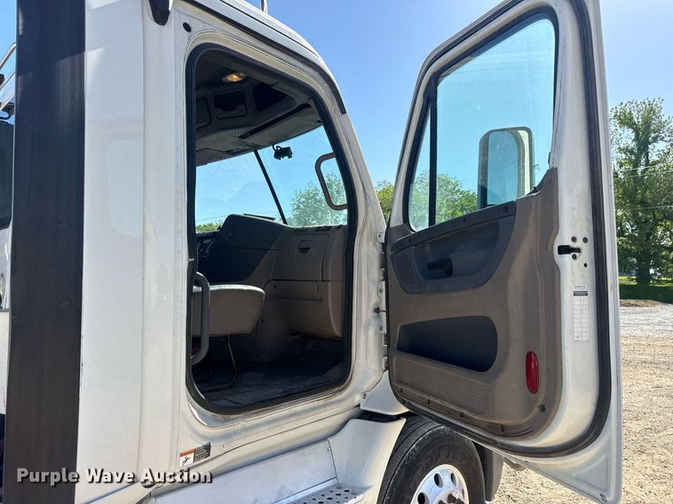 image for item EN4560 2016 Freightliner Cascades Evolution semi truck