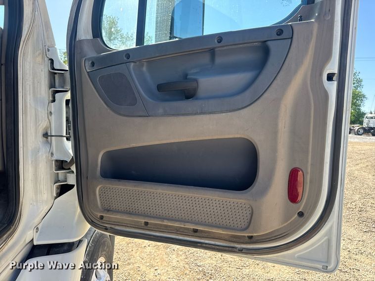 image for item EN4560 2016 Freightliner Cascades Evolution semi truck