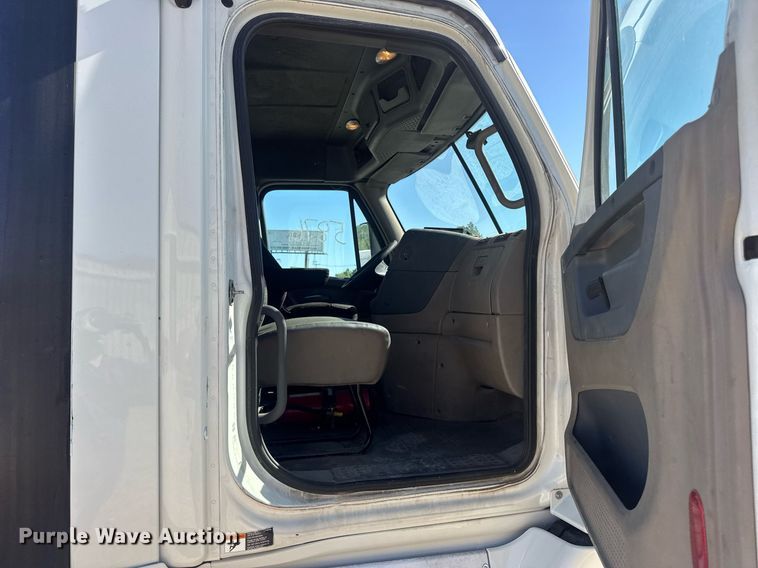 image for item EN4560 2016 Freightliner Cascades Evolution semi truck