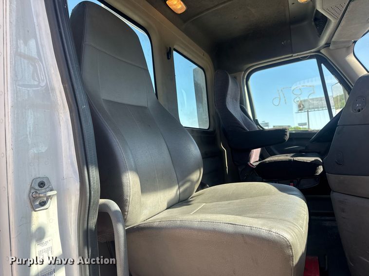 image for item EN4560 2016 Freightliner Cascades Evolution semi truck