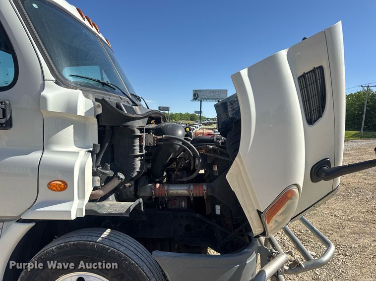 image for item EN4560 2016 Freightliner Cascades Evolution semi truck