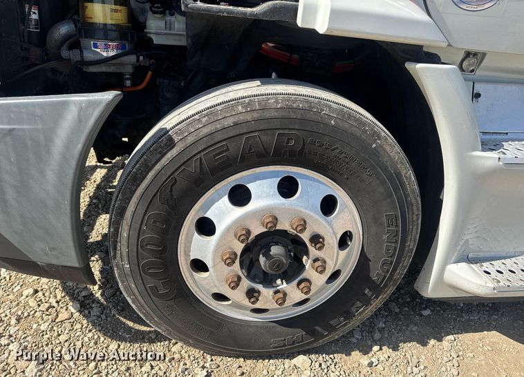 image for item EN4560 2016 Freightliner Cascades Evolution semi truck