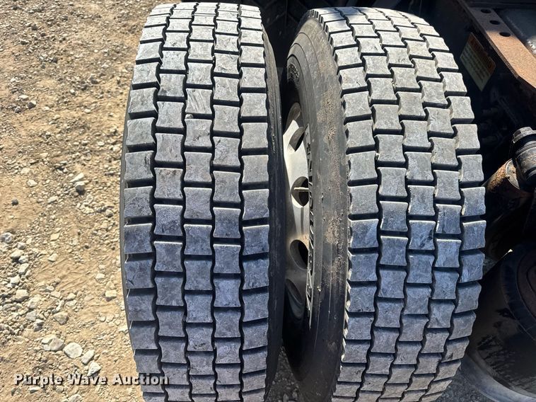 image for item EN4560 2016 Freightliner Cascades Evolution semi truck