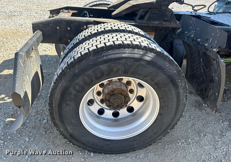 image for item EN4560 2016 Freightliner Cascades Evolution semi truck