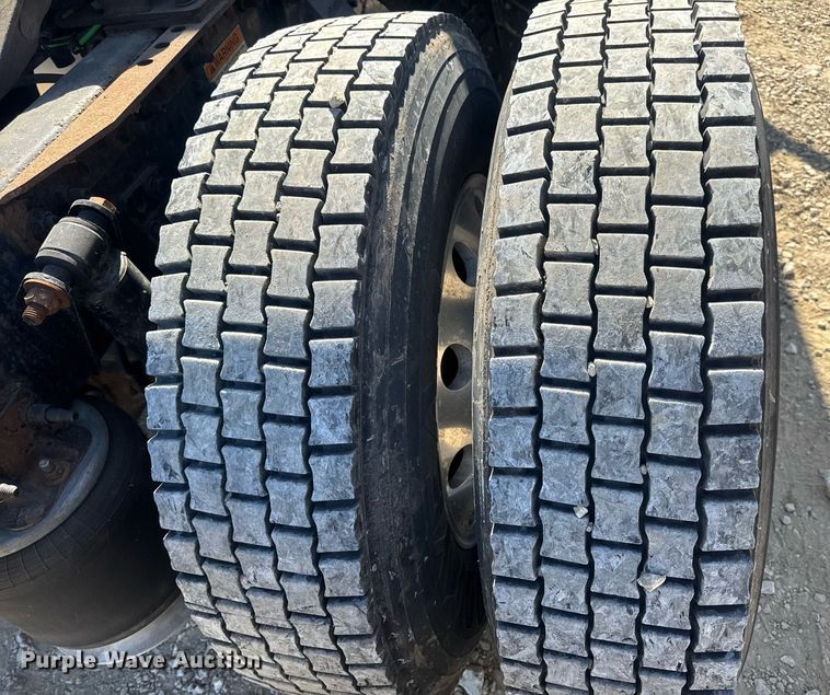 image for item EN4560 2016 Freightliner Cascades Evolution semi truck