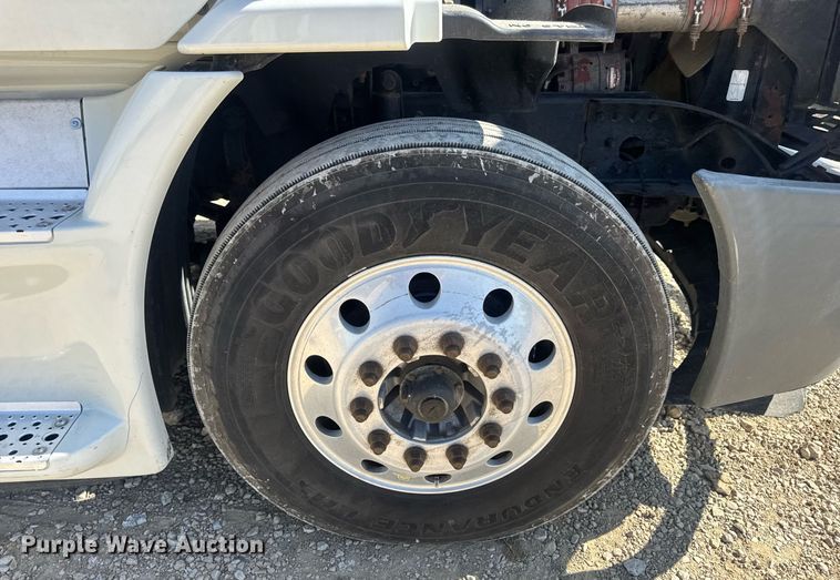 image for item EN4560 2016 Freightliner Cascades Evolution semi truck