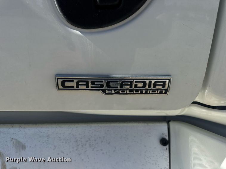 image for item EN4560 2016 Freightliner Cascades Evolution semi truck