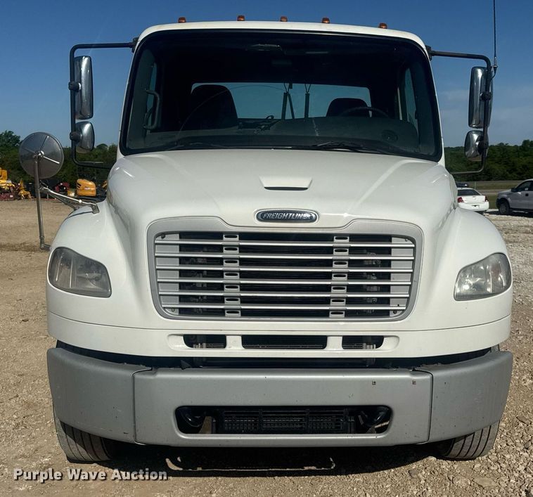 image for item EN4561 2014 Freightliner M2 semi truck