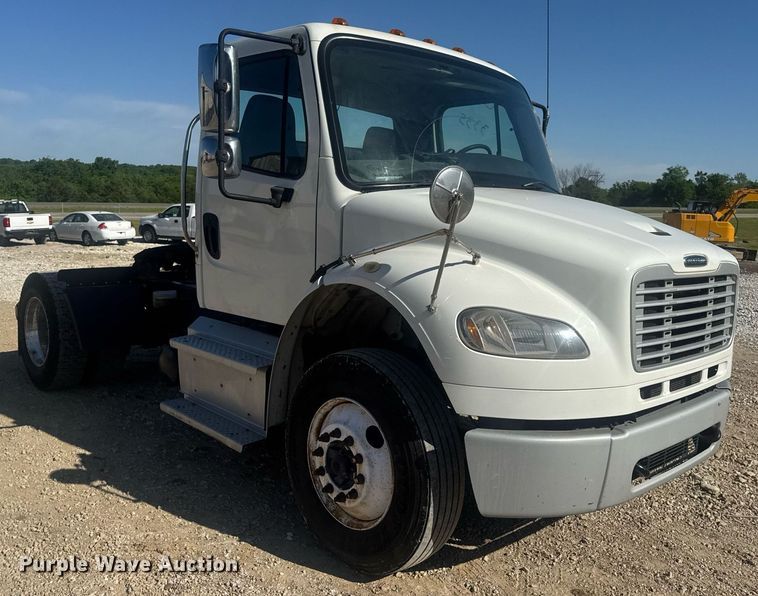 image for item EN4561 2014 Freightliner M2 semi truck