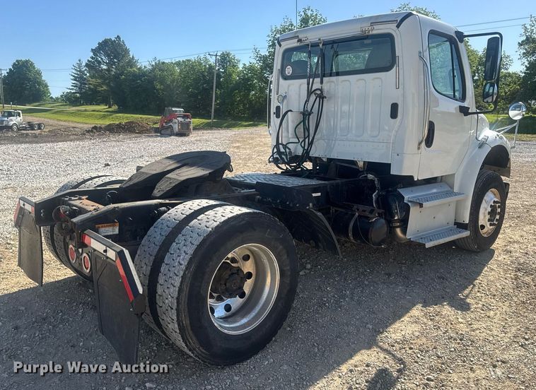 image for item EN4561 2014 Freightliner M2 semi truck