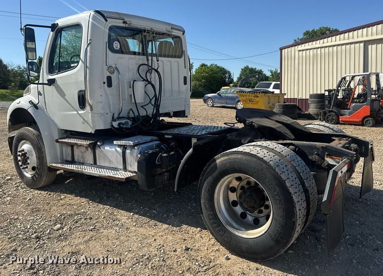 image for item EN4561 2014 Freightliner M2 semi truck