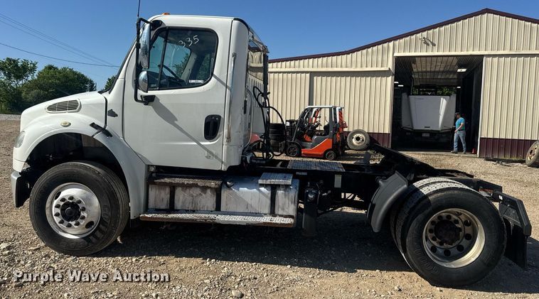 image for item EN4561 2014 Freightliner M2 semi truck