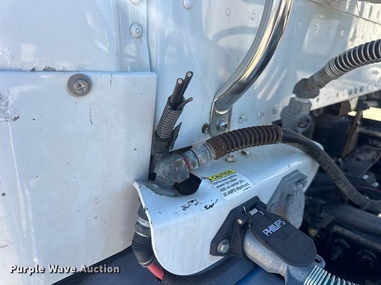 image for item EN4561 2014 Freightliner M2 semi truck