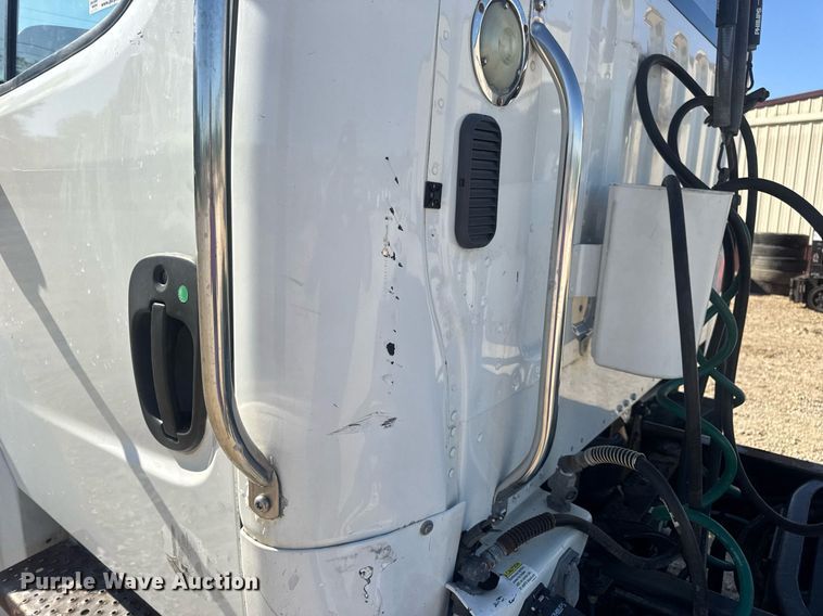 image for item EN4561 2014 Freightliner M2 semi truck