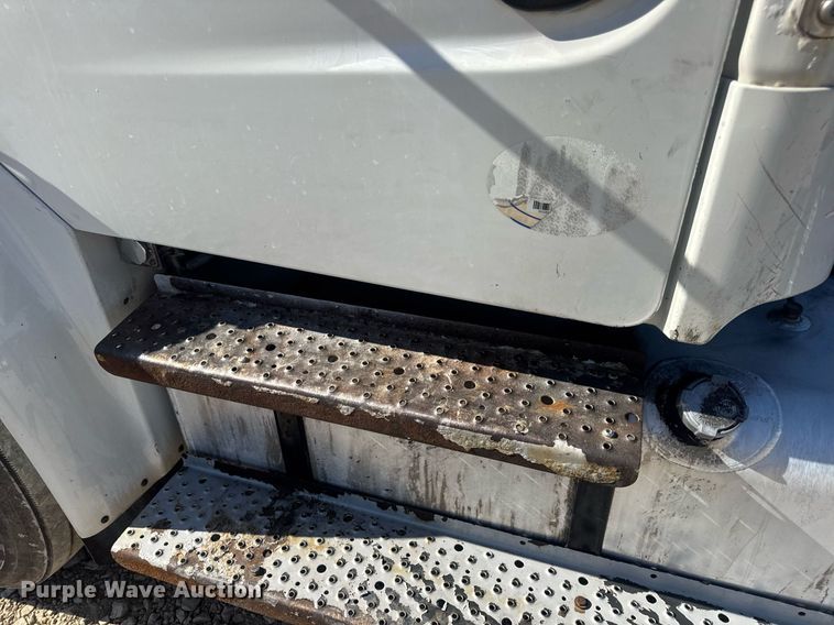 image for item EN4561 2014 Freightliner M2 semi truck