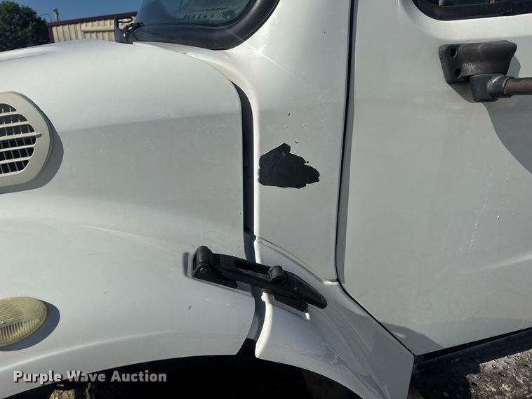 image for item EN4561 2014 Freightliner M2 semi truck