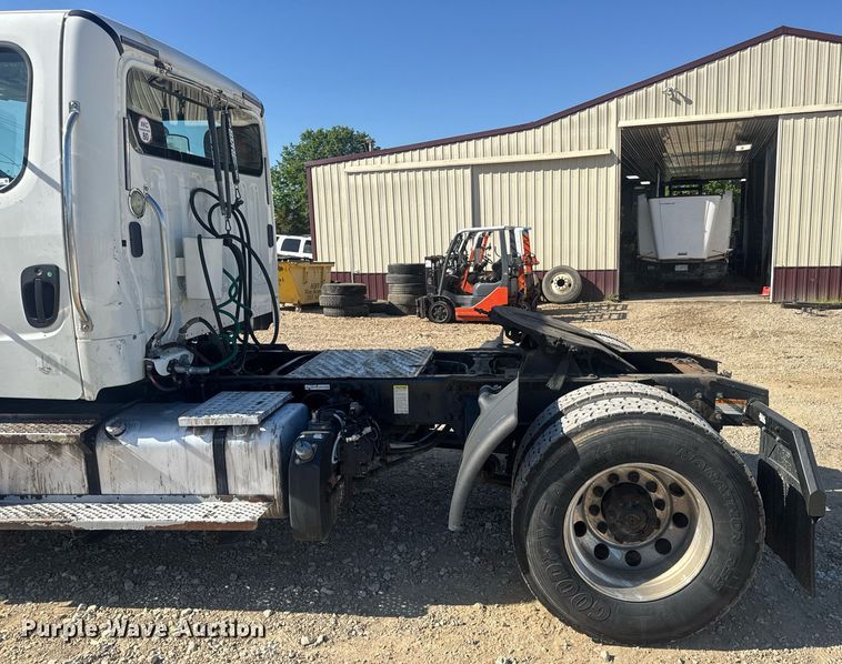 image for item EN4561 2014 Freightliner M2 semi truck