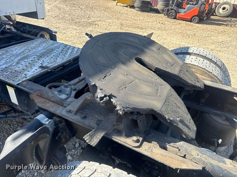 image for item EN4561 2014 Freightliner M2 semi truck