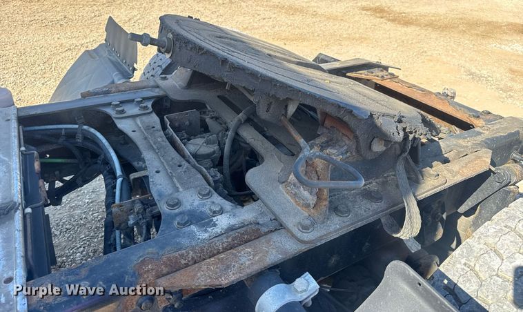 image for item EN4561 2014 Freightliner M2 semi truck