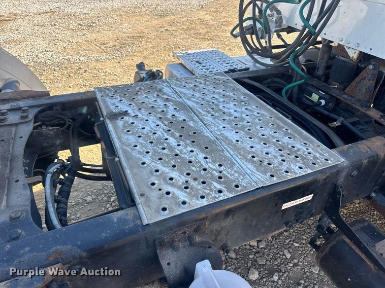 image for item EN4561 2014 Freightliner M2 semi truck