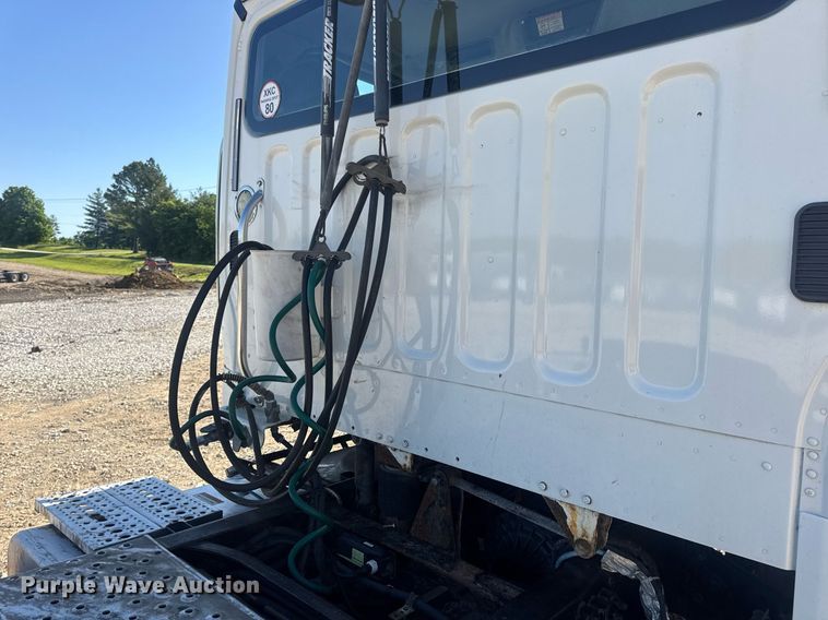 image for item EN4561 2014 Freightliner M2 semi truck