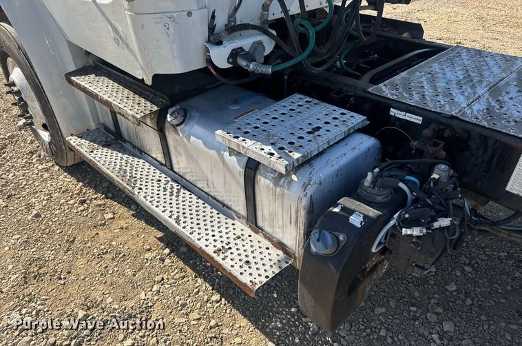 image for item EN4561 2014 Freightliner M2 semi truck