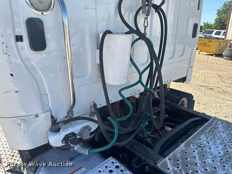 image for item EN4561 2014 Freightliner M2 semi truck