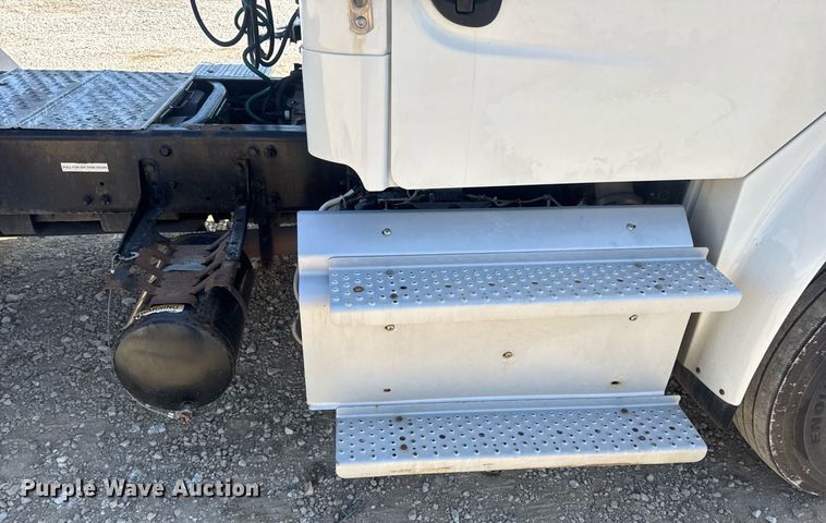 image for item EN4561 2014 Freightliner M2 semi truck