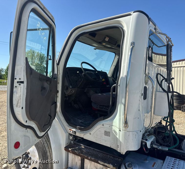 image for item EN4561 2014 Freightliner M2 semi truck