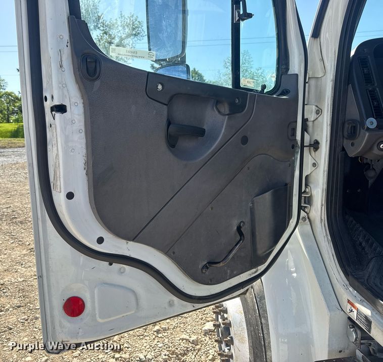 image for item EN4561 2014 Freightliner M2 semi truck