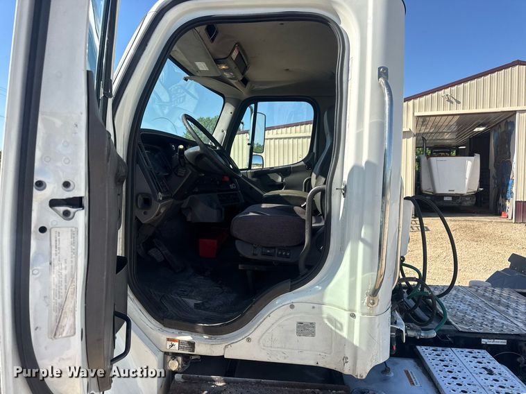 image for item EN4561 2014 Freightliner M2 semi truck