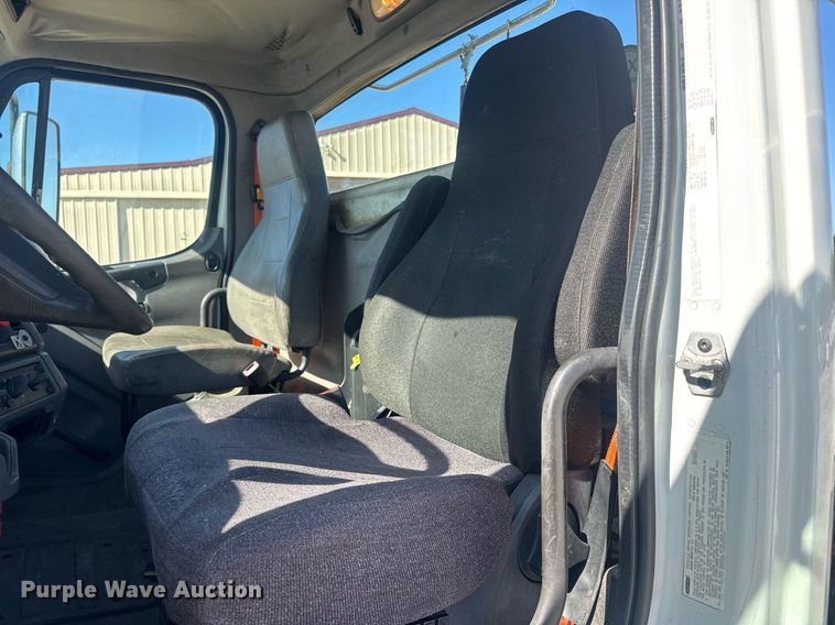 image for item EN4561 2014 Freightliner M2 semi truck