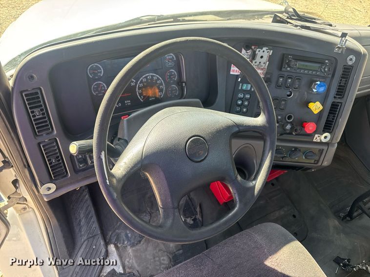 image for item EN4561 2014 Freightliner M2 semi truck