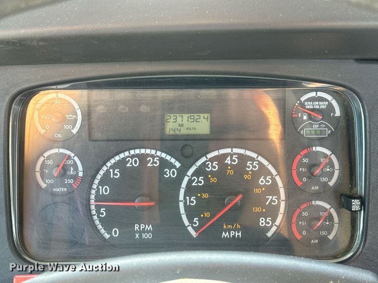 image for item EN4561 2014 Freightliner M2 semi truck