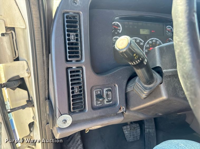 image for item EN4561 2014 Freightliner M2 semi truck