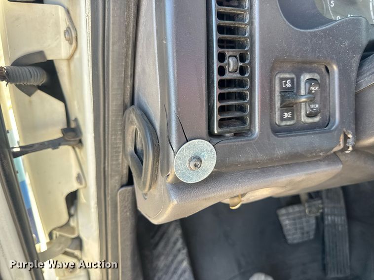 image for item EN4561 2014 Freightliner M2 semi truck