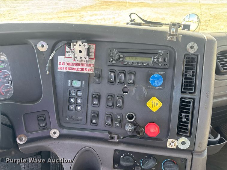 image for item EN4561 2014 Freightliner M2 semi truck