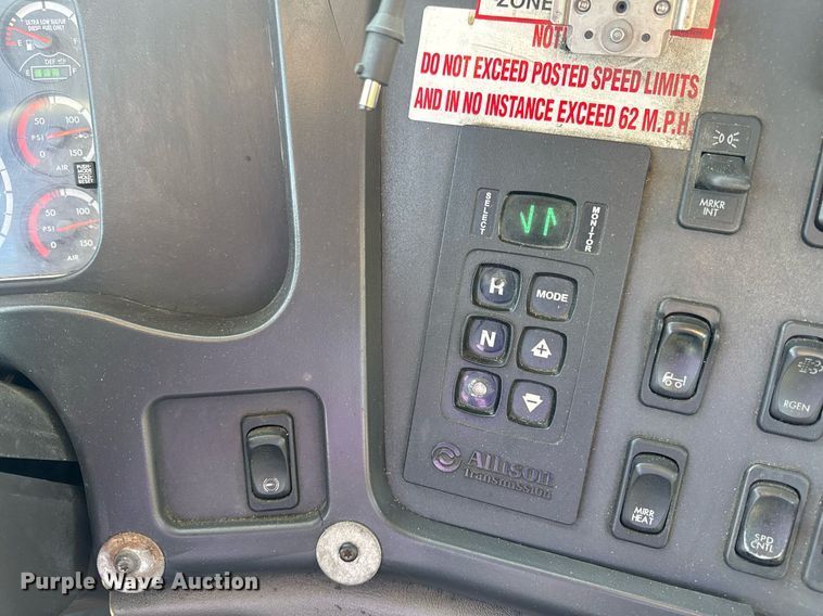 image for item EN4561 2014 Freightliner M2 semi truck