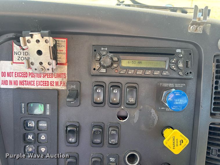 image for item EN4561 2014 Freightliner M2 semi truck